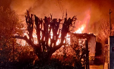 Incendio destruyó casi por completo una casa en un barrio de Pilar